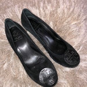 TORY BURCH 9 BLACK WEDGE